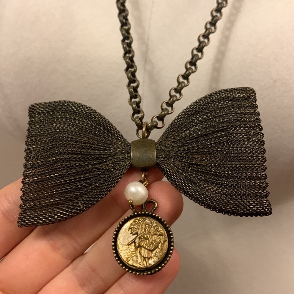 VINTAGE Grandmother’s Buttons Dark Brass Tone Bow Necklace 14”